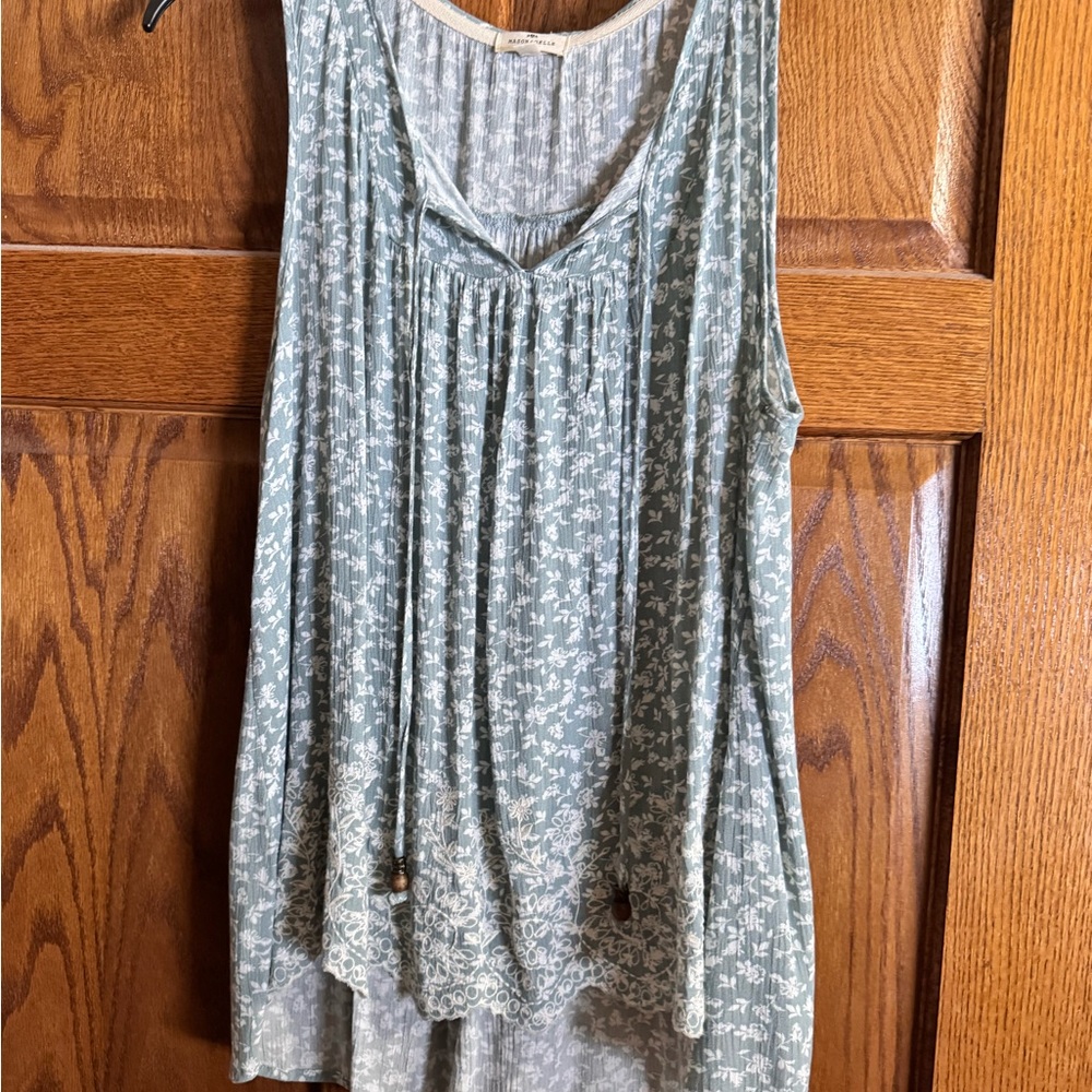 Elegant Floral Tank Top - Gray